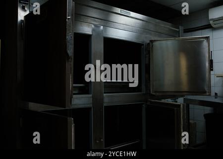 Beirut, Libanon. Oktober 2024. Das El Sahel Hospital öffnete seine Türen für Journalisten, nachdem Israel beschuldigt hatte, die Hisbollah habe 500 Millionen Dollar in Bargeld und Gold unter der Einrichtung versteckt. Das Krankenhauspersonal stritt die Anschuldigungen ab und führte Journalisten durch die Räumlichkeiten. Während des Besuchs behauptete der IDF in den sozialen Medien, dass den Journalisten die relevanten Bereiche nicht gezeigt würden. Beirut, Libanon, 22. Oktober 2024. Foto: Sandro Basili/ABACAPRESS. COM Credit: Abaca Press/Alamy Live News Stockfoto