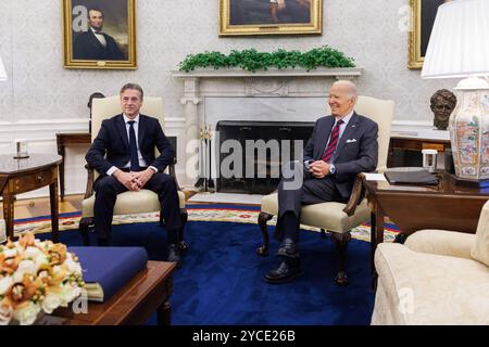US-Präsident Joe Biden trifft sich am 22. Oktober 2024 mit Robert Golob, Premierminister Sloweniens, im Oval Office des Weißen Hauses in Washington, DC, USA. Credit: Aaron Schwartz/Pool via CNP/MediaPunch Stockfoto