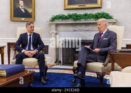 US-Präsident Joe Biden trifft sich am 22. Oktober 2024 mit Robert Golob, Premierminister Sloweniens, im Oval Office des Weißen Hauses in Washington, DC, USA. Credit: Aaron Schwartz/Pool via CNP/MediaPunch Stockfoto