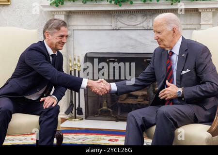 US-Präsident Joe Biden schüttelt die Hand mit Robert Golob, Premierminister Sloweniens, im Oval Office des Weißen Hauses in Washington, DC, USA, 22. Oktober 2024.Credit: Aaron Schwartz/Pool via CNP/MediaPunch Stockfoto