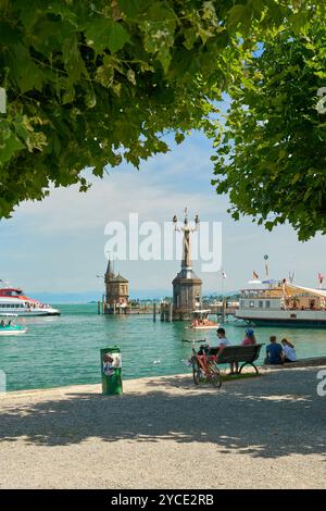 Blick auf den Bodensee und die Imperia-Statue und das Kulturdenkmal des Bildhauers Peter Lenk vom Ufer in Konstanz Stockfoto