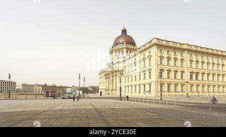 Das neu erbaute Humboldt Forum, das dem Stadtschloss in Berlin-Mitte nachempfunden ist, ist bei Touristen beliebt Stockfoto