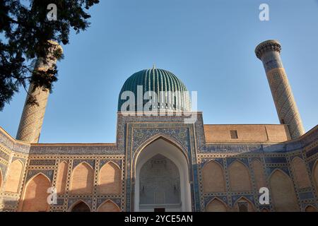 Die herrliche blaue Kuppel und die schmalen Minarette des Gur-e-Amir Mausoleums, der Begräbnisstätte des berühmten Eroberers Timur (Tamerlane), befindet sich in Samarkan Stockfoto