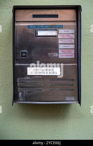 Cremona, Lombardei, Italien 15. Oktober 2024 eine alte und verwitterte Sprechanlage ist an einer grünen Wand montiert, die Anzeichen von Alter und Gebrauch zeigt Stockfoto