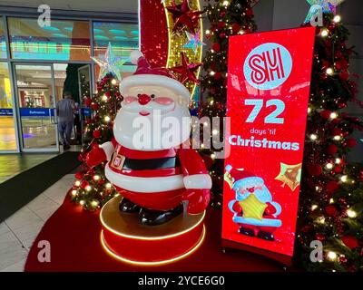 Manila, Philippinen. Oktober 2024. Ein Weihnachtsmann kann vor einem Einkaufszentrum in Manila gesehen werden, sowie eine Leuchttafel, die die Tage bis Weihnachten herunterzählt. Nirgendwo dauert die Festzeit so lange wie auf den katholischen Philippinen: Vom 1. September bis 6. Januar werden die Städte beleuchtet und Weihnachtsmusik gespielt. Vermerk: Carola Frentzen/dpa/Alamy Live News Stockfoto