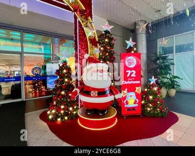 Manila, Philippinen. Oktober 2024. Ein Weihnachtsmann kann vor einem Einkaufszentrum in Manila gesehen werden, sowie eine Leuchttafel, die die Tage bis Weihnachten herunterzählt. Nirgendwo dauert die Festzeit so lange wie auf den katholischen Philippinen: Vom 1. September bis 6. Januar werden die Städte beleuchtet und Weihnachtsmusik gespielt. Vermerk: Carola Frentzen/dpa/Alamy Live News Stockfoto