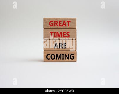 Große Zeiten werden bald Symbol. Concept Words tolle Zeiten kommen auf Holzblöcken. Schöner weißer Hintergrund. Das Geschäft und die großartigen Zeiten kommen Stockfoto
