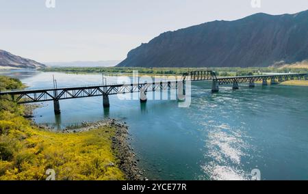 Aus der Vogelperspektive des Palouse to Cascades Trail am Columbia River im Zentrum von Washington. Die Brücke wurde als Radweg umfunktioniert. Stockfoto