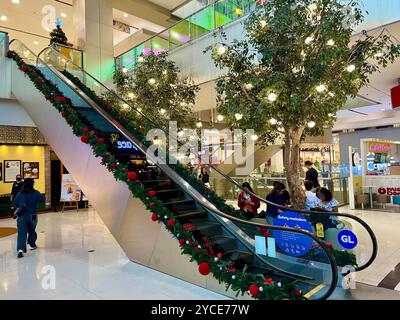 Manila, Philippinen. Oktober 2024. Eine Rolltreppe in einem Einkaufszentrum in Manila ist lange vor Weihnachten feierlich dekoriert. Nirgendwo dauert die Festzeit so lange wie auf den katholischen Philippinen: Vom 1. September bis 6. Januar werden die Städte beleuchtet und Weihnachtsmusik gespielt. Vermerk: Carola Frentzen/dpa/Alamy Live News Stockfoto
