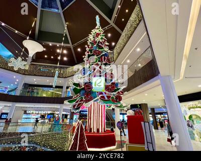 Manila, Philippinen. Oktober 2024. Lange vor Weihnachten steht in einem Einkaufszentrum in Manila ein großer Weihnachtsbaum. Nirgendwo dauert die Festzeit so lange wie auf den katholischen Philippinen: Vom 1. September bis 6. Januar werden die Städte beleuchtet und Weihnachtsmusik gespielt. Vermerk: Carola Frentzen/dpa/Alamy Live News Stockfoto