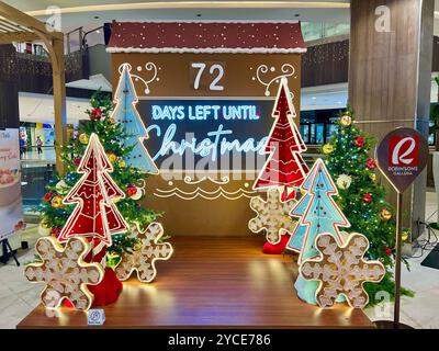 Manila, Philippinen. Oktober 2024. Weihnachtslichter können in einem Einkaufszentrum in Manila gesehen werden, sowie eine Leuchttafel, die die Tage bis Weihnachten herunterzählt. Nirgendwo dauert die Festzeit so lange wie auf den katholischen Philippinen: Vom 1. September bis 6. Januar werden die Städte beleuchtet und Weihnachtsmusik gespielt. Vermerk: Carola Frentzen/dpa/Alamy Live News Stockfoto