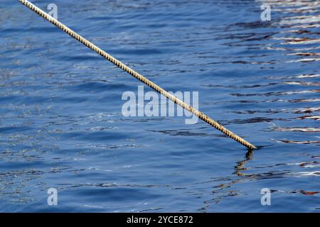 Nahaufnahme der Linie Boot ans Ufer Stockfoto