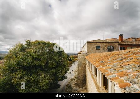 Avila, Spanien, 11. November 2014: Die mittelalterlichen Mauern von Avila. Die Altstadt und ihre Kirchen wurden von der UNESCO zum Weltkulturerbe erklärt. Stockfoto