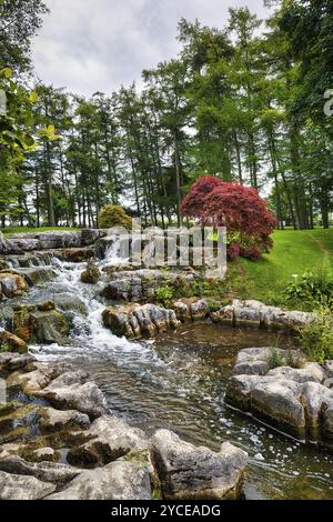 Wasserlauf in Gärten, Irish National Stud and Gardens, Irish National Stud, Tully, Kildare, Irland, Europa Stockfoto