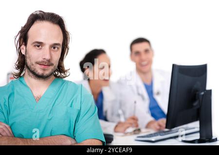 Männlichen Arzt im Vordergrund, zwei Ärzte diskutieren im Hintergrund Stockfoto