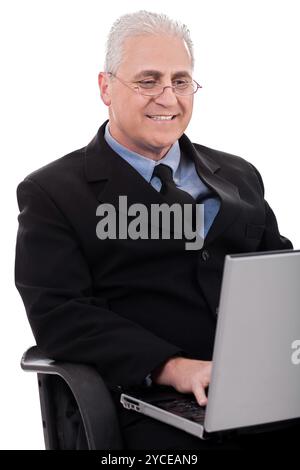 Ausgereifte Business-Mann bei der Arbeit mit Laptop auf weißem Hintergrund Stockfoto