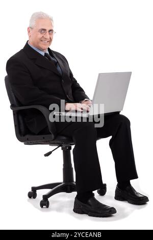 Geschäftige senior Mann sitzt im Stuhl vor weißem Hintergrund Stockfoto