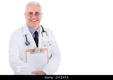 Leitender Arzt hält Zwischenablage auf Isoalted weißen Hintergrund Stockfoto