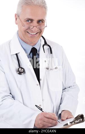 Lächelnd Arzt schreiben Rezept auf weißem Hintergrund Stockfoto
