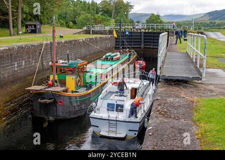 Boote in den Schleusen von Gairlochy am Kaldeonischen Kanal Stockfoto