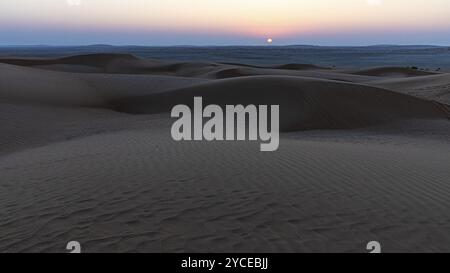 Sonnenaufgang in den Sanddünen der Wüste RUB al Khali, Provinz Dhofar, Arabische Halbinsel, Sultanat Oman Stockfoto