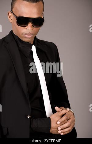 Porträt der jungen afrikanischen Geschäftsmann in der formalen Kleidung auf einem grauen Hintergrund Stockfoto