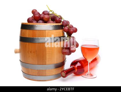 Die Nahaufnahme der Weinzusammensetzung befindet sich auf weißem Hintergrund Stockfoto