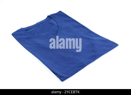 Blaues Herren-T-Shirt mit Clipping-Pfad auf weißem Hintergrund. Stockfoto