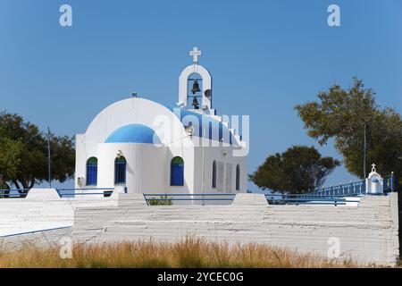 Weiß-blaue Kirche mit Kuppel und Glockenturm unter einem klaren blauen Himmel, Kirche von Agia Marina, Paralia, Mani, Laconia, Laconia, Peloponnes, Griechenland, Europa Stockfoto