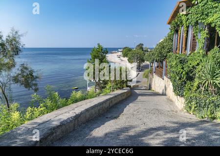 Eine schöne Straße in Nessebar antike Stadt an der bulgarischen Schwarzmeerküste. Nessebar oder nesebr ist ein UNESCO-Weltkulturerbe. Eine Straße in Nessebar Stockfoto