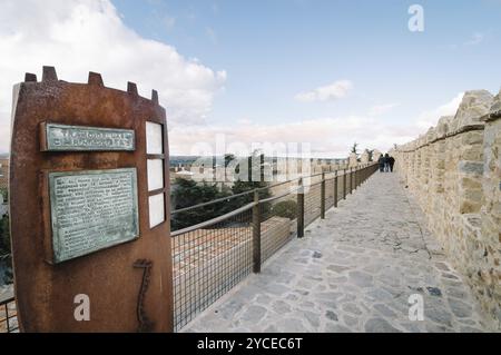 Avila, Spanien, 11. November 2014: Die mittelalterlichen Mauern von Avila. Die Altstadt und ihre außermaurerischen Kirchen wurden vom UNESC zum Weltkulturerbe erklärt Stockfoto