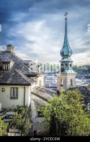 Salzburg, Österreich, 29. April 2015: Stadtbild vom Kapuzinerberg in der Abenddämmerung. Salzburg war der Geburtsort Mozarts. Es ist ein UNESCO-Weltheld Stockfoto