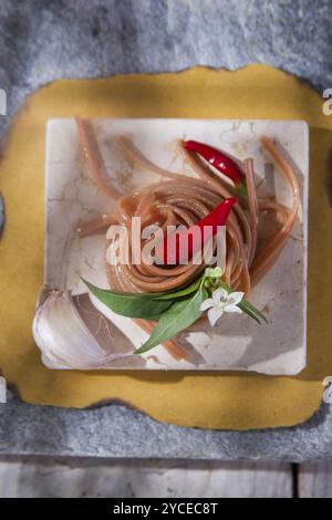 Präsentation von Spaghetti mit Knoblauch gewürzt und Chili Öl Stockfoto