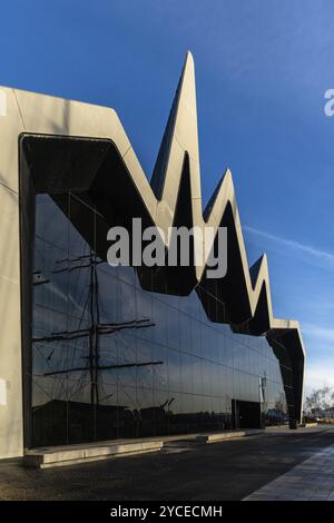 Glasgow, Großbritannien, 6. Dezember 2023: Riverside Museum von Zaha Hadid Architect im Yorkhill-Viertel von Glasgow, Schottland. Verkehrsmuseum Stockfoto