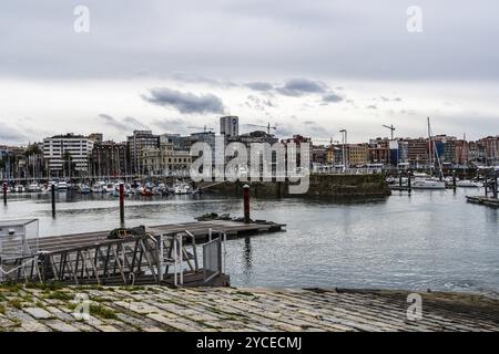 Gijon, Spanien, 28. März 2024: Der Hafen von Gijon, Asturien, ein bewölkter Tag, Europa Stockfoto