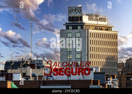 Madrid, Spanien, 22. Mai 2024: Teleobjektiv-Ansicht der Avenue of America Area Art Sonnenuntergang. Abba Hotel und Alquiler Seguro Werbetafel, Europa Stockfoto