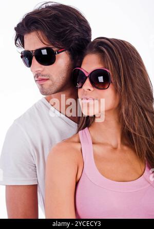 Junges Paar, das mit Sonnenbrille nach rechts blickt Stockfoto