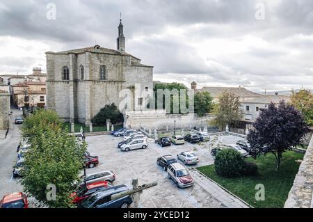 Avila, Spanien, 11. November 2014: Mosen Rubi Kapelle aus den mittelalterlichen Mauern von Avila. Die alte Stadt und ihre außermaurischen Kirchen wurden zum WeltHe erklärt Stockfoto