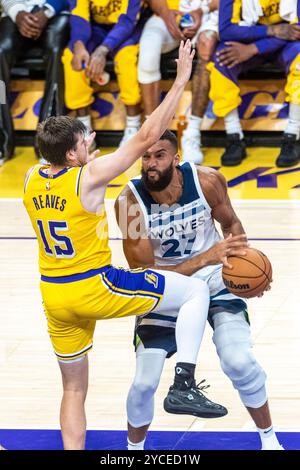 Los Angeles, Usa. Oktober 2024. Minnesota Timberwolves' Rudy Gobert (R) geht unter Druck von Austin Reaves (L) der Los Angeles Lakers während eines NBA-Basketballspiels in der Crypto.com Arena am Dienstag, den 22. Oktober 2024 in Los Angeles in den Korb. (Foto: Ringo Chiu/SOPA Images/SIPA USA) Credit: SIPA USA/Alamy Live News Stockfoto