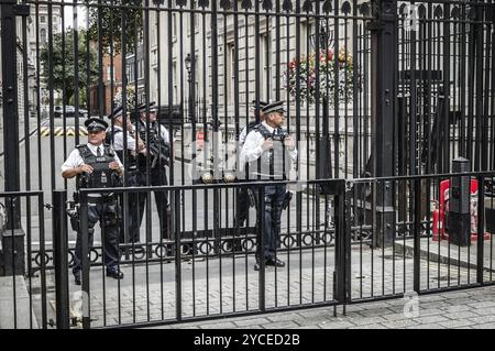 London, Großbritannien, 18. August 2015: Polizeibeamte schützen das Tor der Downing Street in London, die Residenz des Premierministers Stockfoto