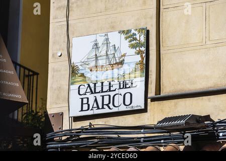 Madrid, Spanien, 17. September 2022: Malerisches Straßenschild der Calle del Barco oder Straße des Schiffs im Universitätsviertel im Zentrum von Madrid, Euro Stockfoto