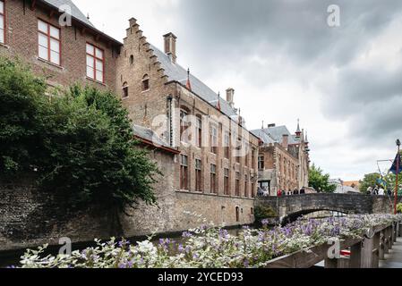 Brügge, Belgien, 29. Juli 2016: Kanalszene in der Stadt Brügge. Das historische Stadtzentrum gehört zum UNESCO-Weltkulturerbe. Es ist bekannt für seine pi Stockfoto