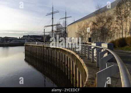 Glasgow, Großbritannien, 6. Dezember 2023: Riverside Museum von Zaha Hadid Architect im Yorkhill-Viertel von Glasgow, Schottland. Verkehrsmuseum Stockfoto