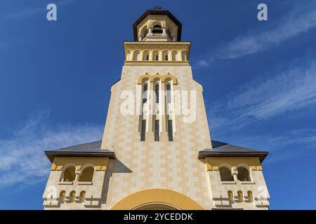 Wunderschöner Blick auf den Glockenturm der Kathedrale zur Wiedervereinigung der Krönung in Alba Iulia, Rumänien. Ein Glockenturm an einem sonnigen Tag in Alba Iulia, Rumänien, E Stockfoto