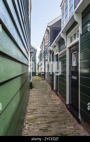 Marken, Niederlande, 08. August 2016. Malerische traditionelle Häuser in Marken. Es ist bekannt für seine charakteristischen Holzhäuser und traditionellen Trachten Stockfoto