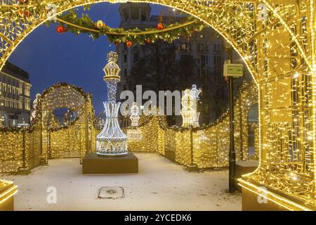 Weihnachtsdekoration (beleuchtete Stadt) der Innenstadt von Warschau umfasst einige Stockfoto