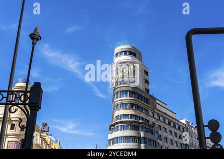 Madrid, Spanien, 17. September 2022: Aas-Gebäude auf dem Callao-Platz. Tiefwinkelansicht vor blauem Himmel, Europa Stockfoto