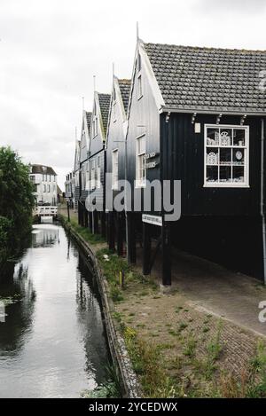 Marken, Niederlande, 08. August 2016. Malerische traditionelle Häuser in Marken. Es ist bekannt für seine charakteristischen Holzhäuser und traditionellen Trachten Stockfoto