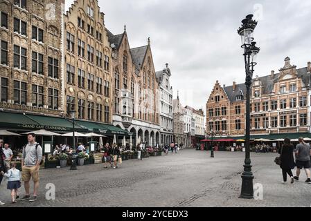 Brügge, Belgien, 29. Juli 2016: Der Marktplatz in der Stadt Brügge. Das historische Stadtzentrum gehört zum UNESCO-Weltkulturerbe. Es ist bekannt für h Stockfoto