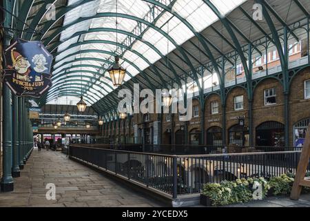 LONDON, Großbritannien, 25. August 2023: Innenansicht des Covent Garden Market. Covent Garden liegt im West End von London und ist bekannt für seine luxuriöse Fashionik Stockfoto